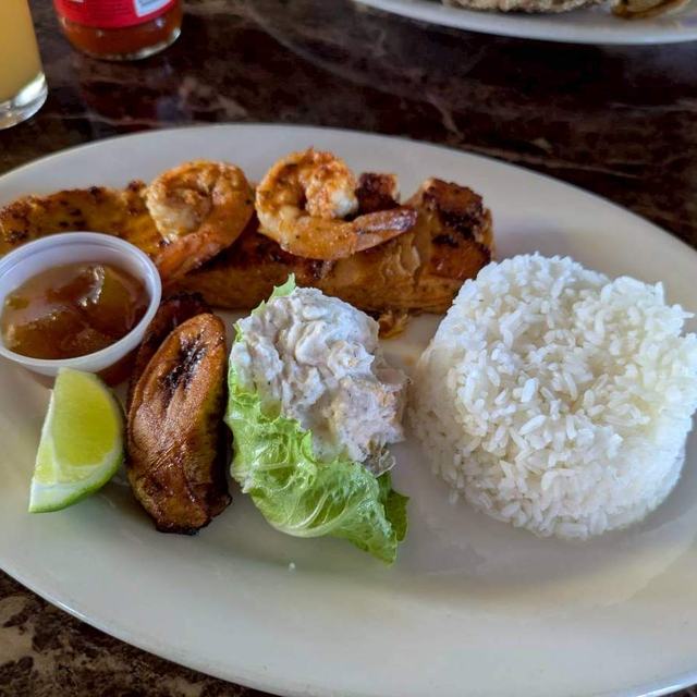 Shrimp and chicken plate with rice